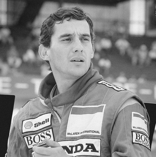 Ayrton Senna gana su primer campeonato mundial de Fórmula 1-0