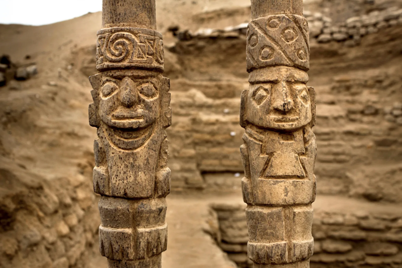 Bastones de madera en los que se representa a dos altos dignatarios de la cultura huari.