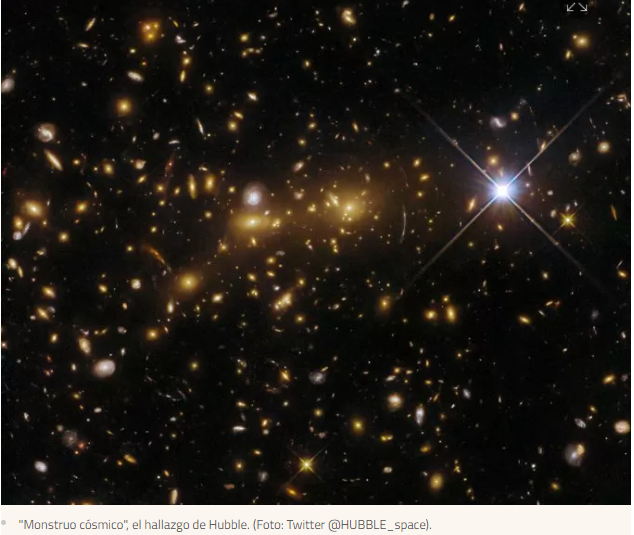 Al menos dos cúmulos de galaxias elípticas están en proceso de fusión a unos 8 mil millones de años luz.