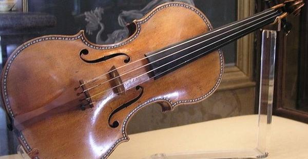 Se tocó el violín más caro del mundo después de 70 años-0